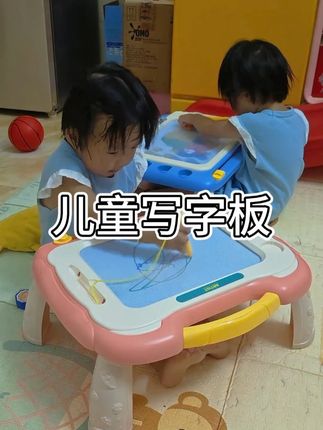 一岁以后一定要让宝宝多涂鸦画画 培养孩子想象力 手眼协调和专注力 真的是好处多多 #带娃神器 #宝宝玩具 #亲子陪伴 #宝妈分享 #画板玩具