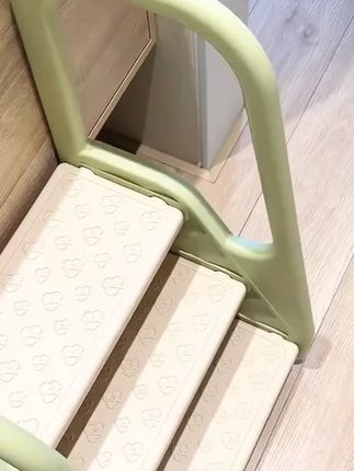 会走路的宝宝就需要踩脚凳了,这种带扶手的既安全又结实,一岁用到七八岁都没问题~#宝妈分享 #母婴好物  #踩脚凳  #宝宝洗漱