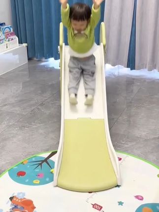 天热了,爸爸给买了可折叠滑滑梯,小巧好收纳,宝宝在家也能实现滑梯自由啦!#室内儿童乐园 #母婴好物 #宝宝玩具 #滑梯 #哄娃神器