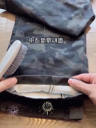 家人们,秋冬穿搭必备的美式复古迷彩工装裤来啦!直筒版型超显腿直,高街cleanfit风轻松拿捏。而且还是水洗伐木裤,质感十足。男生们穿上它,秒变时尚潮人,赶紧入手吧!#美式复古  #工装裤  #直筒牛仔裤  #秋冬穿搭  #cleanfit