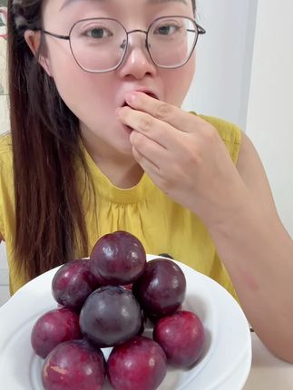 玫瑰血丝李新鲜李子应当季现摘红心李子黑布林红肉恐龙蛋整箱#玫瑰血丝李新鲜李子 #口感特别好吃 #新鲜应季水果 #吃货必备