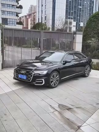 今天给奥迪安排一个侧裙,首先把两边的胶全部撕掉,然后从上到下依次贴好。因为它是原车开模,所以贴上去非常吻合。最后再把下面的胶撕开粘贴好就完成了。不仅颜值高,还能保护车漆,防止磕碰。来看一下整体的效果吧,喜欢的车友可以点击左下角的小黄车。#奥迪车身亮条 #奥迪 #车身亮条贴 #车身改色 #车身亮条黑化贴膜