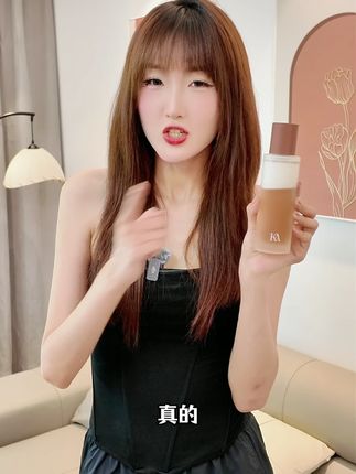 液体精华新品抗皱爆款!咖莫奶盖水提亮修红一摇焕肤 自研「双层奶盖锁鲜体系」静置时水油分离,使用前轻轻一摇瞬间融合成丝绒水乳。微乳精华承载高活性「咖啡焕能因子」
