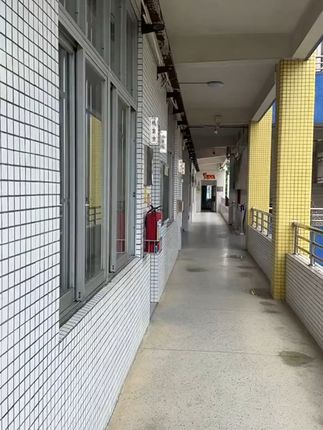 地板清洁剂12斤装,省钱又省力~我的大瓶12斤地板清洁剂水垢水渍擦地适用实木瓷砖地板留香真的好用到飞起!破解了地板清洁难题,不用担心水垢、水渍等顽固污渍了!清洁效果惊艳,地板焕然一新!特别适用于实木和瓷砖地板,清洁后还能留下淡淡的香味,让举家呼吸自然清新!这么大一瓶,足够使用很久,物超所值!快来下单吧!#好物推荐🔥 #地板清洁液 #家居清洁好物