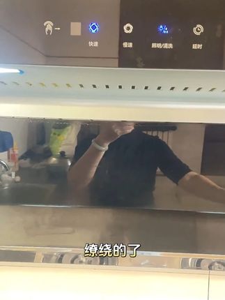 我真没想到老公会买这个油烟机给我做礼物,因为之前抽油烟机总是 直到用了它才知道什么叫真正的厨房好帮手。就是这个油烟机拥有飓风一样的大吸力特大风轮,让整个做饭过程都毫无压力。而且操作简单,一键开启超强吸力,炒菜时打开就能轻松搞定,真的省心又省事。价格便宜,质量好。有了它以后再也不用担心家里到处都是烟雾缭绕的了。工厂直销,生产厂家批发。#油烟机 #油烟机品牌推荐 #油烟机怎么选 #油烟机燃气灶 #油烟机厂家