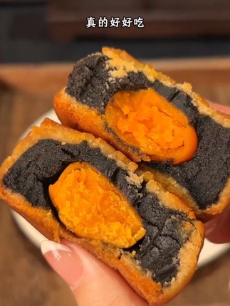 广式传统手工黑豆沙月饼蛋黄黑豆沙月饼经典中秋月饼豆沙细腻月饼 #莲蓉中秋月饼 #流心中秋月饼 #送礼中秋月饼 #家庭中秋月饼 #五仁中秋月饼