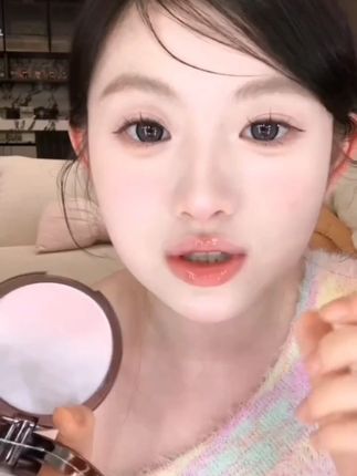 美诺粉饼,控油遮瑕定妆! 美诺柔雾粉饼 哇哦,美诺萌兰大熊饼柔雾修颜粉饼来啦。平时化妆,就怕脱妆、出油。这款粉饼就能解决这些问题,它控油效果特别好,还能遮瑕定妆,让妆容变得超自然。而且是新品哦,粉扑很柔软,轻轻一拍,整个妆面就变得干净又好看,爱化妆的可别错过。#美诺粉饼 #柔雾修颜 #控油遮瑕 #定妆粉饼 #新品粉饼