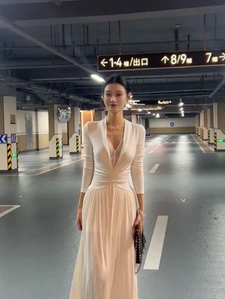 纯欲风设计感蕾丝拼接V领长袖连衣裙秋季新款气质修身A字长裙 #长裙控 #黑色连衣裙 #御姐风 #优雅气质 #小黑裙