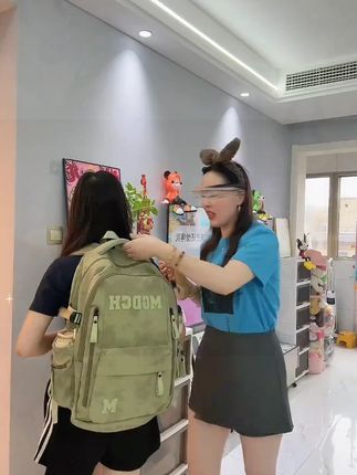 减负护脊初中生书包女2025新款高颜值双肩背包印花书包推荐高中生
