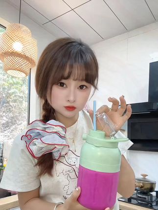 这个榨汁杯太方便了,水果牛奶放进去几秒就可以喝上各种奶昔,夏天在家实现果汁自由,大容量出门携带也方便啊 #便携榨汁机