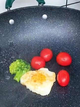再不怕油喷得一坨坨了,扇面更均匀,煎蛋鸡胸肉,空气炸锅做吃的,特别控制体重要控油的,炒菜也可以用~#喷油壶 #厨房好物