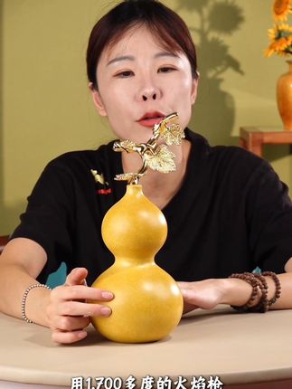 饱满的弧度藏着中式美学的温润,铜色随着光影泛着细腻光泽,每道纹路都透着匠人手工的温度#文玩葫芦 #葫芦文化 #非遗文化 #铜师傅 #摆件