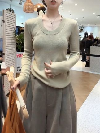 #穿出高级感 #洋气小衫 #慵懒风穿搭 #显瘦遮肉 #百搭打底衫 时尚显瘦长袖鹅蛋领打底复古老钱显瘦女