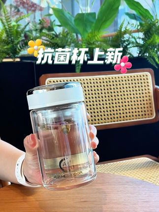 姐妹们,抗菌花茶杯也上新款了,矮胖的造型还真挺可爱的,看看这镜面内盖我直接爱上了#希诺水杯 #希诺玻璃杯 #希诺双层玻璃杯 #希诺花茶杯 #抗菌花茶杯