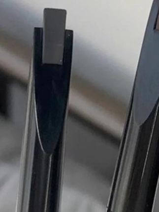 化妆师都在囤的眉笔来啦!这款砍眉刀眉笔新手必入!笔尖细滑好控制,轻松画出根根分明的野生眉,自然不生硬。持久防水不脱色,流汗、出油都不掉,持妆一整天不花妆。笔触流畅不结块,手残党也能画出对称眉形。笔杆防滑好握持,上色均匀易晕染,打造自然毛流感超简单。不管日常通勤还是精致妆容,用它画眉毛省时又好看,野生眉氛围感轻松 get~#眉笔推荐 #防水眉笔 #眉笔 #眉笔种草 #化妆师眉笔