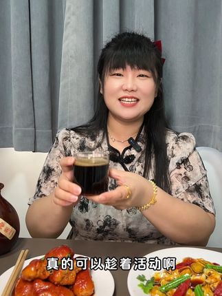 爱上这口蚨兴馆即墨黄酒,百年醇厚传承,一口便知其好#故事与酒 #黄酒 #蚨兴馆即墨黄酒 #品酒品人生 #酒文化