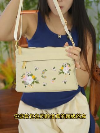 超级轻,通勤户外带娃都很方便,配色可多了!自从背了这个包,其他的都不喜欢了哈哈哈!#包包 #超级轻通勤户 #包包推荐