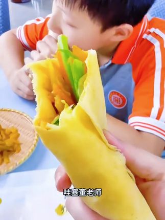 #山东杂粮煎饼 这个煎饼真的太好吃了,松软湿润一点也不干巴,浓浓的谷物香带着丝丝的甜,很好吃,卷肉卷菜更香#山东大煎饼 #山东软煎饼 #山东煎饼 #妈呀太香了