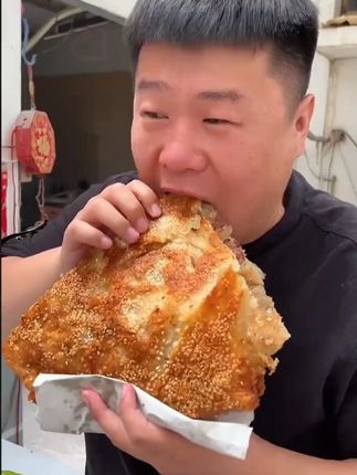 酥脆酥脆的喜欢吃#梅干菜扣肉饼  这个真的可以试试#美味早餐  #梅干菜锅盔  #梅干菜饼  #早餐吃什么 J