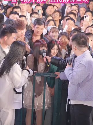 喊麦鼻祖小萝莉姜乐柔来大舞台,一首《麻不麻》直接麻翻全场!#木森#木森大舞台#户外直播现场#人气爆棚#喊麦