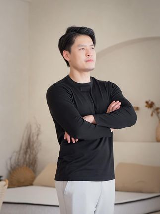 秋冬的 “懒人长袖” 就是它!天丝莫代尔面料不用费心打理,随便穿都不皱,软乎乎的贴肤感超治愈。圆领设计简约不挑人,镜头里看领口弧度很贴合,不会显脖子短,搭牛仔裤、休闲裤、半身裙都能搭。出门随便一套就有质感,穿一天也没束缚感,不用想搭配就能出门,对懒癌患者太友好了!#男生穿搭 #品质男装 #男士搭配