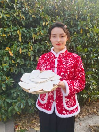 大别山岳西茯苓片手工生切生晒无硫原生态滋补 我们家的茯苓都是深山自然生长,手工切,太阳晒,百分百纯天然,无添加,真正的野生茯苓,所见即所得,有七天无理由,有运险,茯苓吃法多吃法简单,可以煮茶、煲汤、制作茯苓糕,八珍糕还可以打成粉蒸鸡蛋、打豆浆,做四神汤