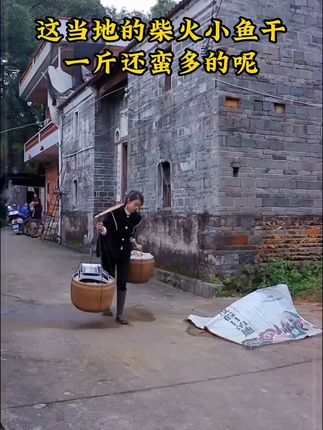 小鱼干炒辣椒,香辣爽口!平时大鱼大肉吃腻了,来上一盘也不错,挺下饭的,价格也便宜,喜欢吃的家人们快来尝尝鲜哈!