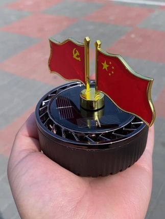 太阳能红旗香薰摆件真的漂亮,有光就会自动转起来,非常的有面子 # 迎国庆# 红旗摆件#汽车好物 #车载摆件