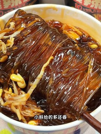 酸辣的口感加上满满的料,我真太爱了!他竟然有满满的10包料#酸辣粉#速食美食