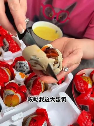 爱吃#咸鸭蛋  的姐妹啊快看看这个 个个起沙流油,蛋白微咸蛋黄就像蟹黄一样的口感,平时用来配粥拌个饭或者直接吃都特别 #吃货必备  #烤鸭蛋
