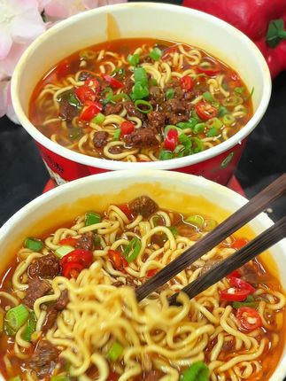 红烧汤汁裹面条,一桶热食,味蕾全沦陷 #好吃到停不下来 #真材实料好味道 #美食分享 #好吃不贵经济实惠 #必吃榜