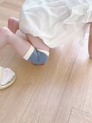宝宝爬来爬去,小膝盖总是红红的,给他穿一双防滑护膝吧!#宝宝护膝 #学爬行的小宝宝 #透气舒适