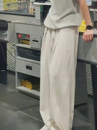 宝子们,谁懂啊!York Zoom这款夏季老钱风冰丝休闲裤简直绝绝子!它那透气的冰丝面料,夏天穿一点都不闷热,简直是为夏日而生。廓形设计超显腿直,垂感更是无敌,走路都带风。直筒宽松的版型,对各种腿型都超级友好,还能轻松打造出高级感。不管是上班还是出去玩,穿上它都能让你成为人群中的焦点。赶紧冲吧!#YorkZoom #冰丝休闲裤 #老钱风 #垂感西裤 #夏季穿搭