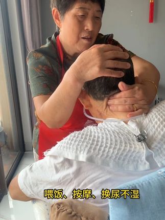 照顾失禁老人不容易,喂饭怕为多了漏尿 吸量好的拉拉裤很重要!#两只狗熊成人拉拉裤 #尿失禁 #老人护理 #成人拉拉裤 #关爱老人