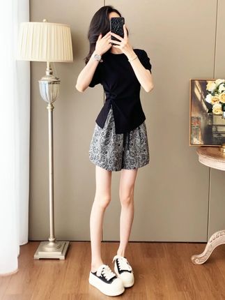 时尚又显瘦!黑色上衣+花纹短裤套装超赞 宝子们,这套黑色上衣搭配花纹短裤的套装太有时尚显瘦感啦~黑色上衣简约又能显瘦,侧边的设计增添了造型的时尚感,搭配带有花纹的短裤,休闲自在还很有个性,轻松打造出时尚显瘦的造型。日常出门逛街、和朋友去打卡潮流地,或者进行轻松的活动,穿这套都超合适,搭配厚底休闲鞋,时尚又舒适,谁穿谁是潮流达人~#夏季新款 #显瘦穿搭 #大码女装 #ootd穿搭 #谁穿谁好看