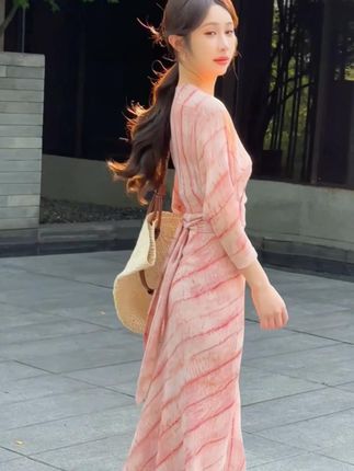 花会沿路盛开,你以后的路也是 #街拍美女 #完美身材 #穿出高级感 #清纯甜美 #连衣裙