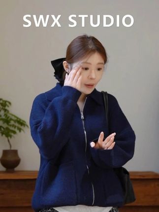 想穿甜酷慵懒风的姐妹,这件小领针织外套直接冲!软糯针织面料带点筋骨,贴身穿不扎肤,宽松版型裹着超有松弛感