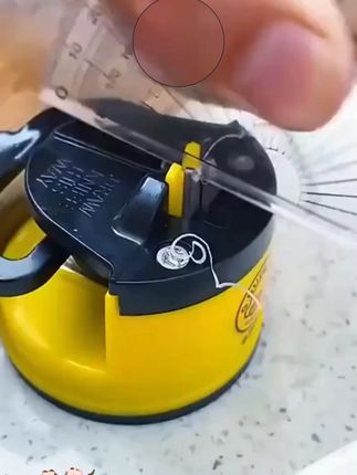 家里的菜刀钝了就试试这个磨刀器!! 比老公还要快的磨刀器 家里的菜刀钝了就试试这个磨刀器!! 比老公还要快的磨刀器,快速磨刀省时省力#磨刀器 #磨刀石 #厨房好物