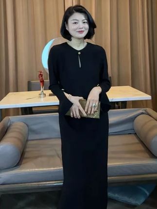 想在约会或小聚时穿出优雅氛围感,这件连衣裙别错过~ 面料摸起来柔软亲肤,贴身穿也舒服,长款版型垂坠感很棒,能修饰腿型,走路时裙摆轻轻晃动,温柔又灵动。日常搭配一双细跟凉鞋,不管是去餐厅约会还是参加朋友派对,都能轻松成为焦点,氛围感直接拉高~#老谭私服 #气质穿搭 #时尚妈妈装 #高级感穿搭 #裙子分享