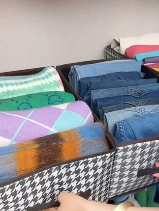 h衣柜里放几个收纳箱,衣服裤子收纳整洁,拿取也方便,更好的利用了衣柜空间#收纳箱 #实用省空间  #折叠收纳箱