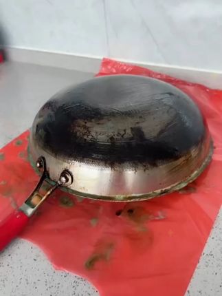 你家也有这种刷不出来的黑锅吗?如果不是自己洗出来,我也不会相信锅底黑这么好洗!#锅底除黑海藻泥