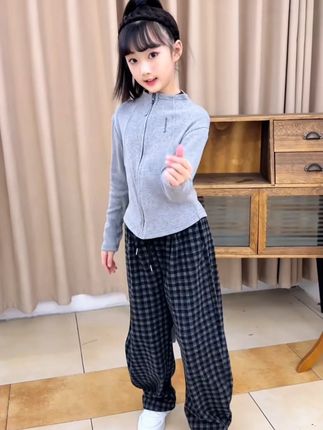 女孩秋款套 装学生校服神器 生女儿吗?可盐可甜,惹你生气,哄你开心的小棉袄。然后再给她打扮成你喜欢的样子#每日童装穿搭分享 #高品质童装 #生女儿就是用来打扮的 #童装 #套装