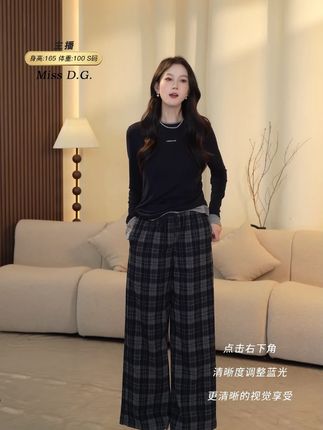 藏蓝格纹阔腿裤谁穿谁显瘦 宝子们,挖到一条巨显瘦的藏蓝格纹阔腿裤!裤型宽松垂坠,走起路来带风,藏肉效果一绝#今天穿什么