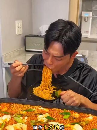 煮个大碗面,家里有啥就放啥,好吃到炫不停#方便面 #吃什么 #主食
