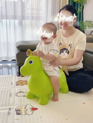 9个月的宝宝就可以玩跳跳马了,宝宝每天在家玩的可嗨了,增加了运动量,还锻炼了平衡能力,睡觉总是哼哼唧唧的一定要试试#跳跳马 #平衡训练 -8.14