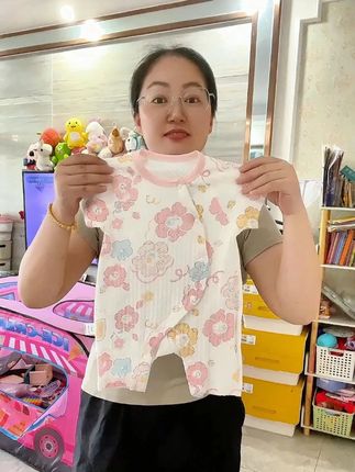 #婴幼儿服饰 一眼就喜欢上的小哈衣,满身小花朵,女儿穿上甜美可爱#高品质童装 #宝宝哈衣 #宝宝爬服 #歌乐宝婴儿连体衣