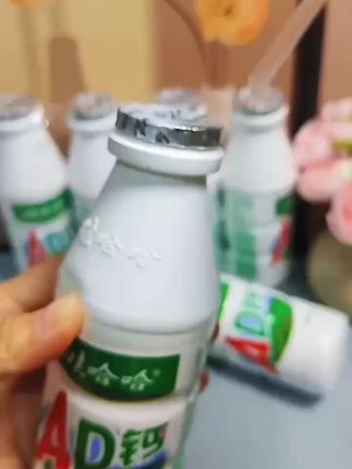 从小就爱喝的娃哈哈AD钙奶!绝对是童年的回忆了,酸酸甜甜的,还是小时候那个味道#娃哈哈 #娃哈哈ad钙奶 #饮料 #好喝不贵 #大人孩子都爱吃