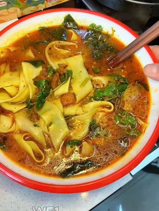 漯河特色鸡肉烩面,大肉块配手工抻面超满足 漯河鸡肉烩面,大肉块超满足,手工抻面超劲道!# 漯河美食 #鸡肉烩面 #美食分享 #无限回购的宝藏单品