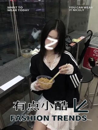 秋季想穿得简约不单调?这款韩系 V 领卫衣超可!蕾丝刺绣拼接显精致,卫衣面料软乎乎,单穿叠穿都有设计感,显瘦还百搭#ootd穿搭 #今天穿什么 #这么穿显瘦20斤 #小个子女生 #时髦精
