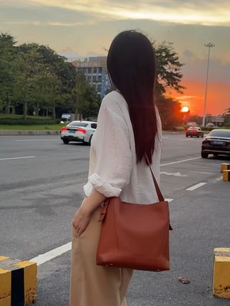 秋冬搭配率很高的百搭氛围感水桶包 #包包种草 #美包分享 #女包 #包包控 #斜挎包